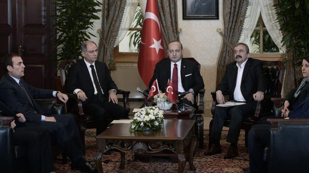 Sırrı Süreyya Önder, emniyette verdiği ifadesinde, Kobani olaylarına ilişkin İmralı tarafından yapılacak bir açıklamanın uygun olacağı söylediği dönemin İçişleri Bakanı Efkan Ala'nın, '"Konu beni aşar" dediğini açıkladı.