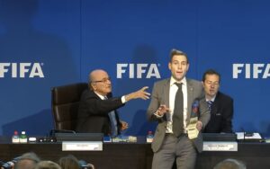 Katar 2022 Dünya Kupası, Sepp Blatter, Simon Brodkin 