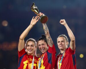 Dünya şampiyonu olan İspanya Kadın Milli Futbol Takımı'nın en önemli oyuncularından Herneso (ortada).